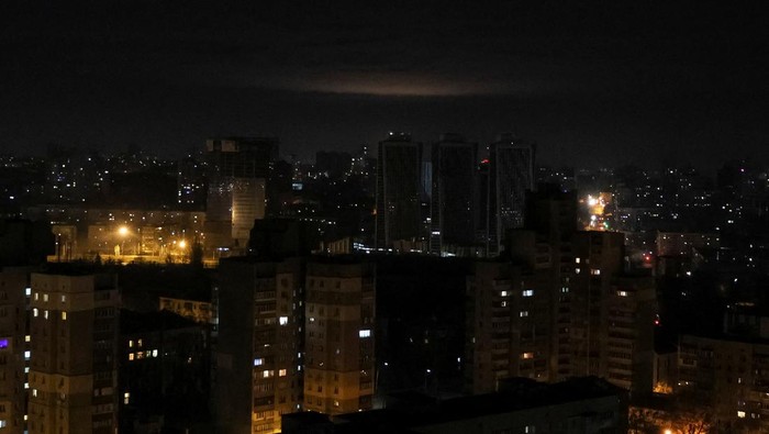 Ukrainian servicemen use searchlights as they search for drones in a sky over city during a Russian drones strike, amid Russias attack on Ukraine, in Kyiv, Ukraine January 1, 2023. REUTERS/Gleb Garanich