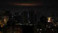 Cahaya dari ledakan terlihat di atas cakrawala kota selama serangan drone Rusia di Kyiv, Ukraina 1 Januari 2023.
