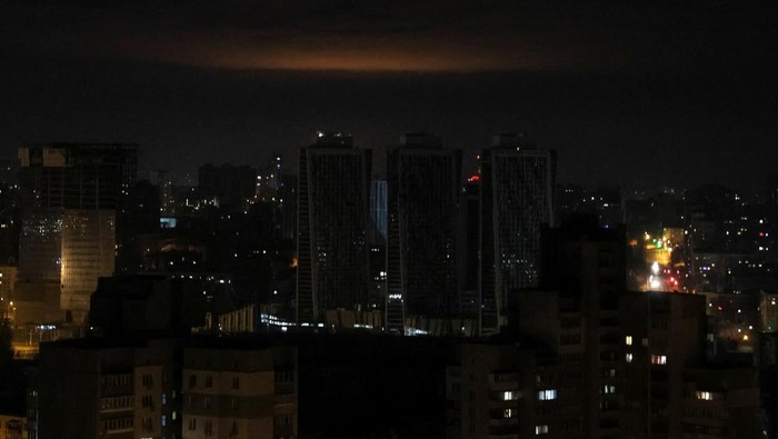 Malam Tahun Baru di Kyiv Diwarnai Serangan Drone Rusia Ukrainian servicemen use searchlights as they search for drones in a sky over city during a Russian drones strike, amid Russia's attack on Ukraine, in Kyiv, Ukraine January 1, 2023. REUTERS/Gleb Garanich