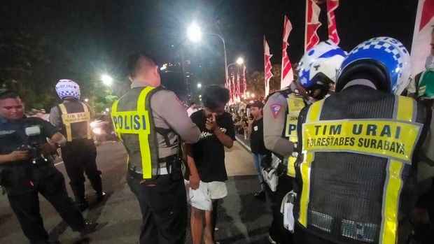 malam tahun baru di surabaya polisi amankan pocong mabuk