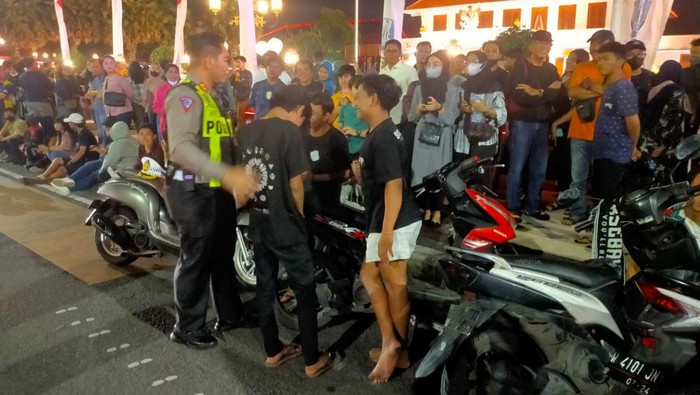 malam tahun baru di surabaya polisi amankan pocong mabuk