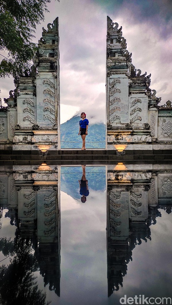 Pengunjung dapat berfoto dengan pantulan 3D yang backgourndnya Gunung Pancar. Foto: Andhika Prasetia/detikcom Pengunjung dapat berfoto dengan pantulan 3D yang backgourndnya Gunung Pancar. Foto: Andhika Prasetia/detikcom