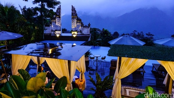 Mandapa Kirana Resort merupakan salah satu destinasi wisata Sentul yang viral. Tempat ini viral karena menyajikan fasilitas dan desain bangunan ala Bali. Foto: Andhika Prasetia/detikcom