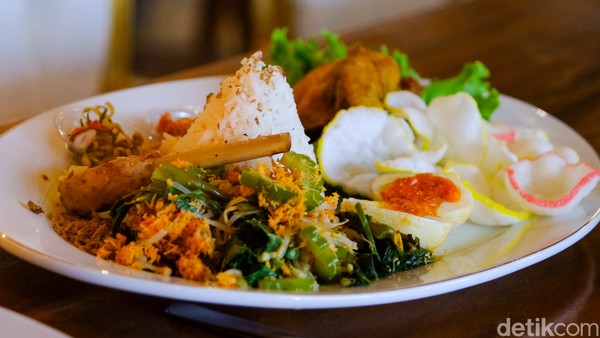 Menu yang ditawarkan beragam, mulai dari tradisional sampai internasional. Karena bernuansa Bali, salah satu menu unggulannya adalah nasi campur Bali. Foto: Andhika Prasetia/detikcom Menu yang ditawarkan beragam, mulai dari tradisional sampai internasional. Karena bernuansa Bali, salah satu menu unggulannya adalah nasi campur Bali. Foto: Andhika Prasetia/detikcom