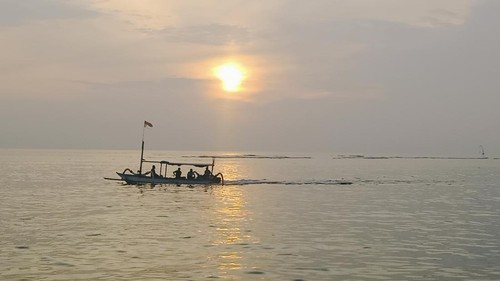 Matahari terbit atau sunrise pertama tahun 2023 di Pantai Sanur, Denpasar, Bali.