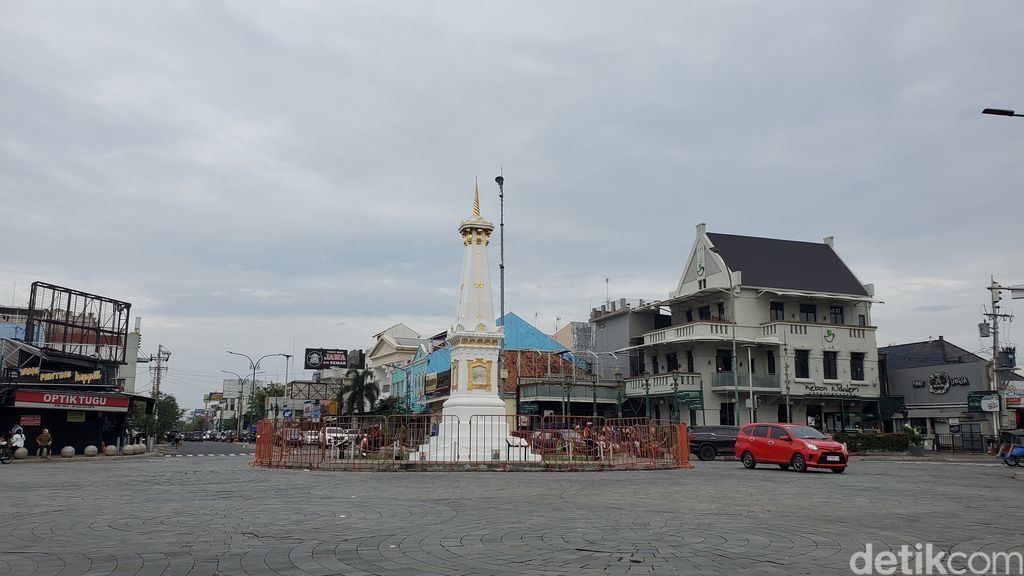 Memasuki hari pertama di tahun 2023, cuaca di Jogja berawan. Sementara arus lalu lintas di Jogja terlihat lengang, Minggu (1/1/2023).