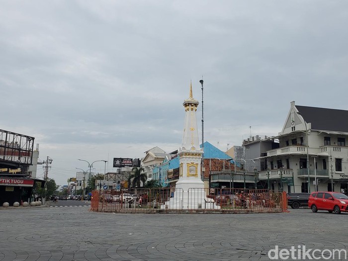 Memasuki hari pertama di tahun 2023, cuaca di Jogja berawan. Sementara arus lalu lintas di Jogja terlihat lengang, Minggu (1/1/2023).