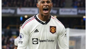 Kemenangan atas Wolves tadi malam juga jadi kado akhir tahun menyenangkan bagi fans MU. Sebab, tim kebanggaannya secara perlahan merangsek ke posisi empat besar. Foto: Twitter