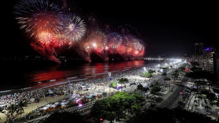 People enjoy fireworks during New Year celebrations, at the Copacabana beach, in Rio de Janeiro, Brazil, January 1, 2023. REUTERS/Aline Massuca NO RESALES. NO ARCHIVE