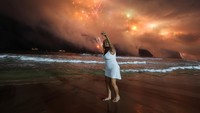 Seorang wanita merayakan pesta kembang api saat perayaan Tahun Baru, di pantai Copacabana, di Rio de Janeiro.