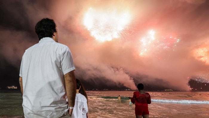 Memukau, Begini Pesta Kembang Api di Pantai Copacabana Brasil People enjoy fireworks during New Year celebrations, at the Copacabana beach, in Rio de Janeiro, Brazil, January 1, 2023. REUTERS/Aline Massuca NO RESALES. NO ARCHIVE