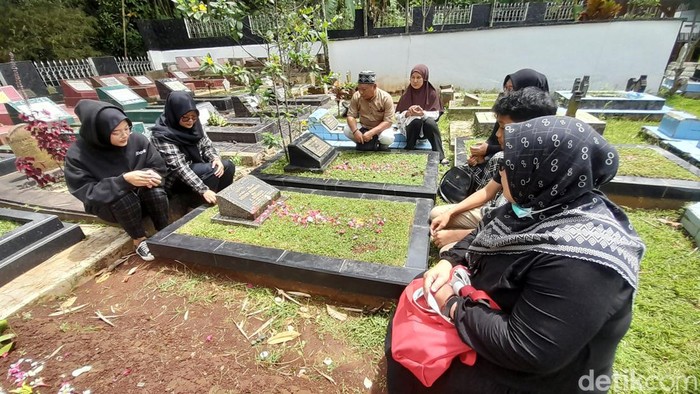Mengisi waktu libur tahun baru dengan berziarah ke makam orang tua di Sumedang.