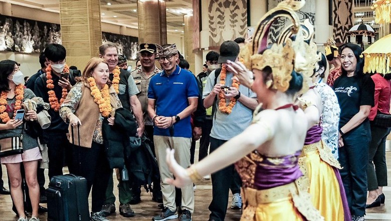 Menparekraf Sandiaga Salahuddin Uno menyambut wisatawan pertama yang tiba di Indonesia di tahun 2023. Menparekraf Sandiaga Salahuddin Uno menyambut wisatawan pertama yang tiba di Indonesia di tahun 2023.