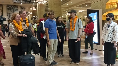Menteri Pariwisata Sandiaga Salahuddin Uno menyambut kunjungan wisatawan pertama yakni pasangan dari Toronto, Kanada dan pasangan Korea di Bandara I Gusti Ngurah Rai, Minggu (1/1/2023). (Triwidiyanti/detikBali)