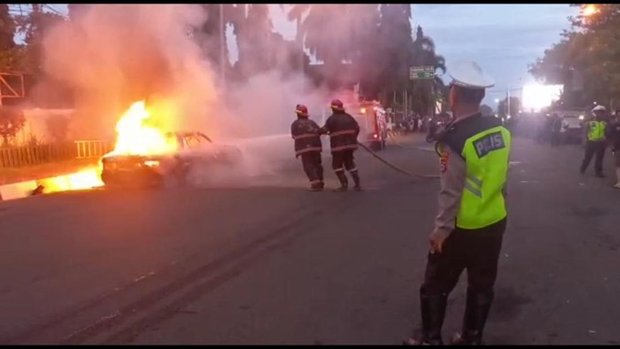 Mobil jenis sedan terbakar di depan Pendopo Bupati Pandeglang. (Dok istimewa).
