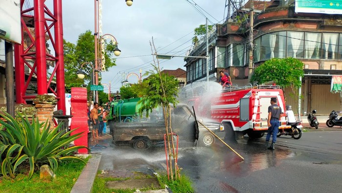 Mobil terbakar di depan Rumah Sakit Sanjiwani, Gianyar, Bali, Minggu (1/1/2023).