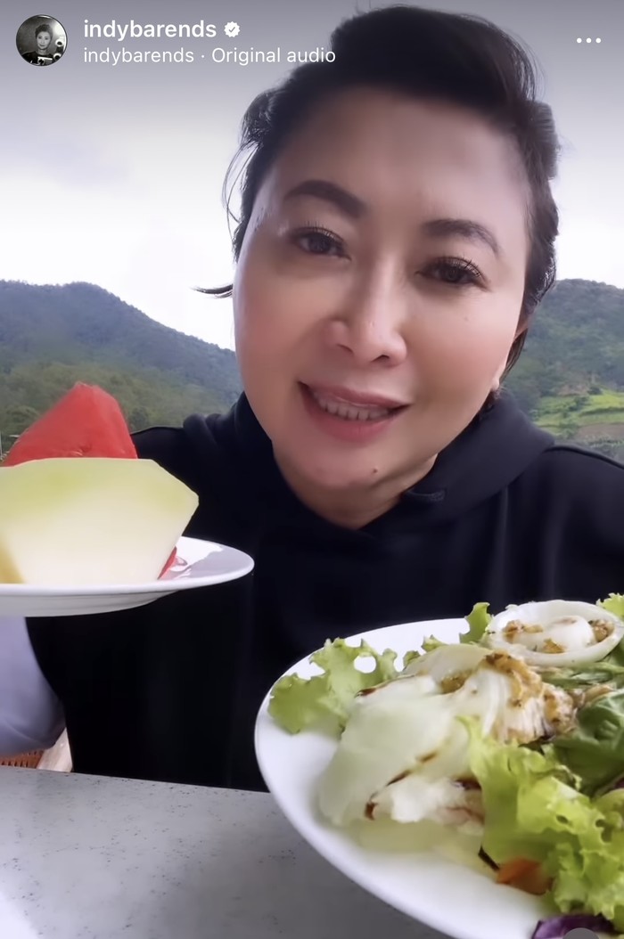 Momen Seru Indy Barends Saat Minum Jus hingga Jajan Bakso