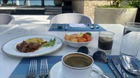 Saat berada di hotel pun presenter Indonesia itu sarapan dengan secangkir kopi, buah-buahan, hingga omelet mih. Foto: Instagram @indybarends
