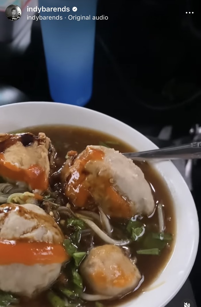 Momen Seru Indy Barends Saat Minum Jus hingga Jajan Bakso