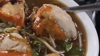 Tak hanya makan sehat dan makan mewah di restoran, sahabat Indra Bekti ini juga suka jajan makanan pinggir jalan. Salah satunya semangkuk bakso kuah segar ini. Foto: Instagram @indybarends