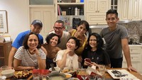 Kalau ini ketika presenter berusia 50 tahun itu menikmati martabak hingga cheesecake bersama teman-temannya di rumah. Foto: Instagram @indybarends