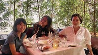 Indy Barends juga beberapa kali terlihat menghabiskan waktu makan siangnya di restoran, seperti momen ini. Foto: Instagram @indybarends