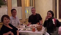 Bersama sahabat-sahabat dekat, Indy Barends pernah membagikan momen makan malam mewah di sebuah restoran. Foto: Instagram @indybarends
