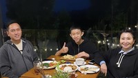 Tak hanya bersama temannya, pembawa acara ini juga suka makan malam di luar bersama suami dan anaknya. Foto: Instagram @indybarends