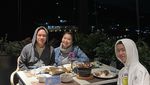 Momen Seru Indy Barends Saat Minum Jus hingga Jajan Bakso