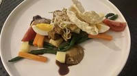 Bahkan Indy Barends pun pernah mencicipi gado-gado mewah di restoran loh. Gado-gadonya terlihat menggirukan ya? Foto: Instagram @indybarends