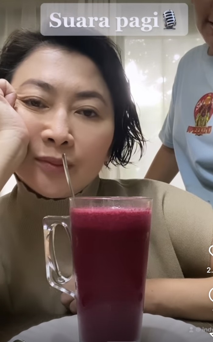 Momen Seru Indy Barends Saat Minum Jus hingga Jajan Bakso Momen Seru Indy Barends Saat Minum Jus hingga Jajan Bakso