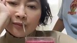 Momen Seru Indy Barends Saat Minum Jus hingga Jajan Bakso