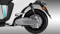 Yamaha NEO menggunakan motor listrik generasi baru, YIPU 2, yang dirancang secara eksklusif oleh Yamaha. Pada sistem ini, mesin, rem belakang, juga sistem kontrol MCU  (Motor Control Unit) terpasang pada swingarm belakang. Foto: Dok. Yamaha Vietnam