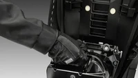 Yamaha Neo dibekali baterai Lithium-ion/BFM1, 51,1 V, 23,2Ah, yang bisa diisi penuh dalam waktu 8 jam. Saat baterai terisi penuh, motor ini bisa melaju sejauh 72 km, tapi dengan catatan kecepatannya harus ada di kisaran 30 km/jam dan bobot pengemudinya 75 kg. Foto: Dok. Yamaha Vietnam