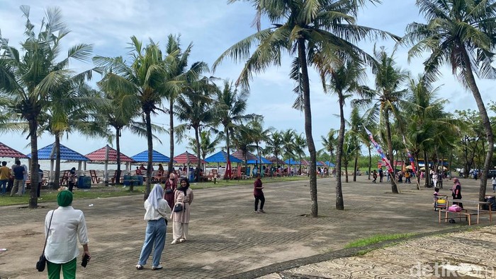 Pantai Akkarena Makassar saat liburan tahun baru 2023.