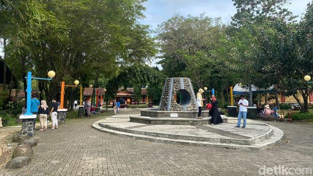 Pantai Akkarena Makassar saat liburan tahun baru 2023.