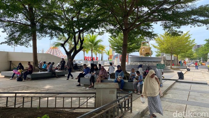 Pantai Losari Makassar di awal tahun 2023.