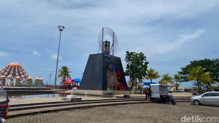 Pantai Losari Makassar di awal tahun 2023.