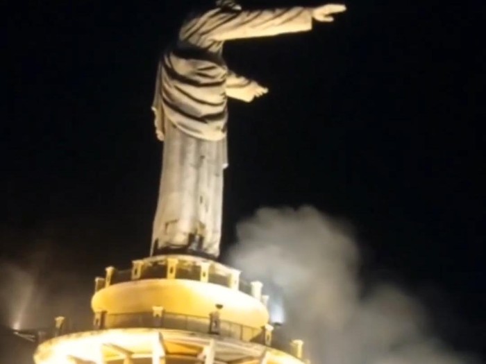 Patung Yesus Memberkati Buntu Burake di Tana Toraja nyaris terbakar akibat petasan pengunjung.