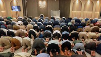 Direktur Utama PT Bank Syariah Indonesia Tbk (BSI) bersama dengan pegawai BSI di seluruh wilayah Indonesia melakukan sujud syukur serentak pada akhir hari kerja tahun 2022.