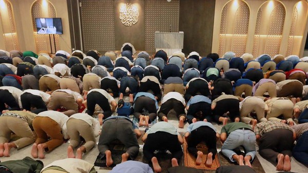 Pegawai BSI Sujud Syukur Serentak