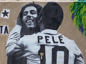 Poster Seni Pele Peluk Tokoh-tokoh Populer Dunia
