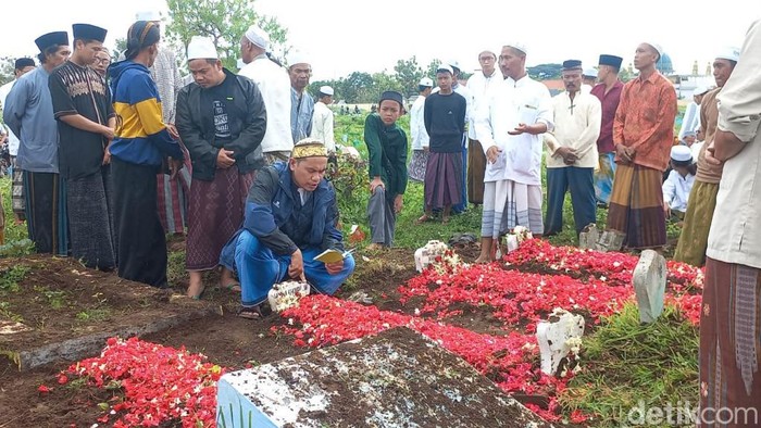Pemakaman satu keluarga di Pasuruan yang tewas tertabrak KA