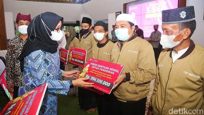 Pemkab Banyuwangi Salurkan Beasiswa sampai Insentif Madin Rp16,9 Miliar