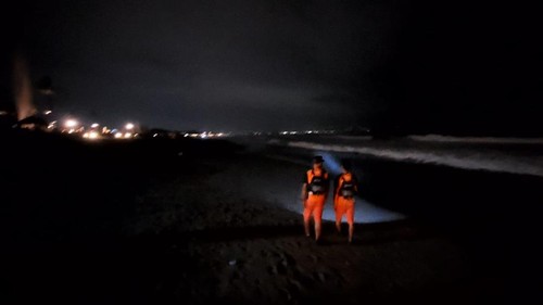 Personel Basarnas Bali menyisir pinggir pantai Batu Belig, Canggu, Badung, lokasi wisatawan lokal terseret arus.