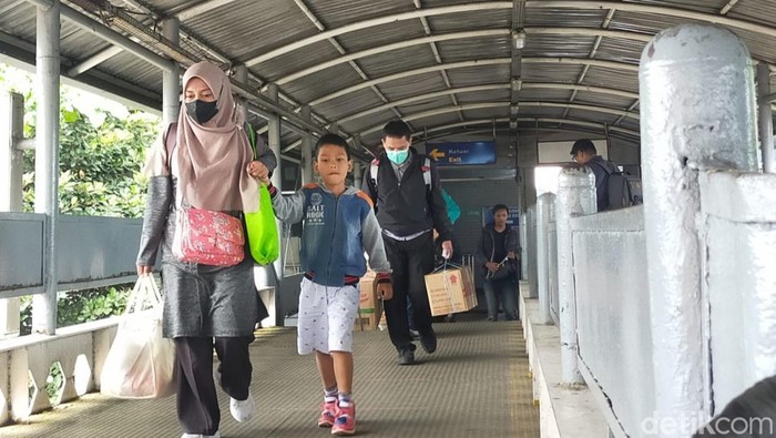 Pemudik di Pelabuhan Bakauheni hendak melakukan perjalanan ke Pulau Jawa (Tommy Saputra/detikSumut)