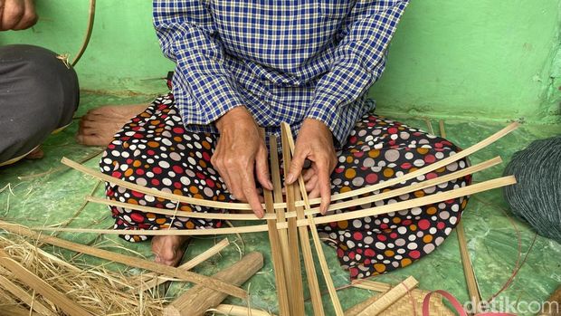 Pengrajin anyaman bambu di Sukabumi.
