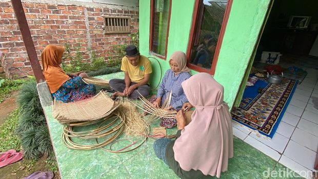 Pengrajin anyaman bambu di Sukabumi.