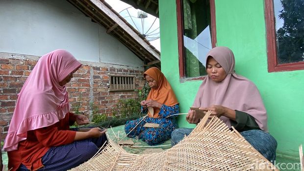 Pengrajin anyaman bambu di Sukabumi.