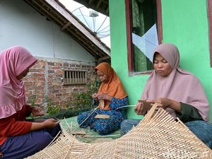 Merawat Asa Perajin Anyaman Bambu di Sukabumi